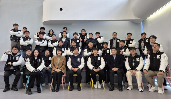 일학습병행 대학원 IT융합소프트웨어공학과 석사과정 학생들이 5년 연속 국가자격 ‘IT프로젝트 관리_L6’자격 취득 전원 합격 기념사진