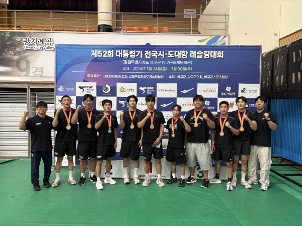 수상한 백석대 레슬링팀 선수들이 기념촬영. (왼쪽부터 조지호, 김성현, 신국현, 박상현, 김찬, 조수혁, 장준혁, 송두현, 안호인 선수)