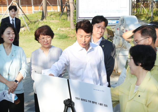 전문학 서구청장이 3일 탄방초등학교 용문분교 통학로 일원을 살피고 있다. (서구청 제공)