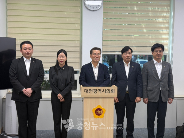 (왼쪽부터) 국민의힘 조대웅·박은정 대덕구의원, 박경호 대덕구 당협위원장, 전석광·김종삼 대덕구의원