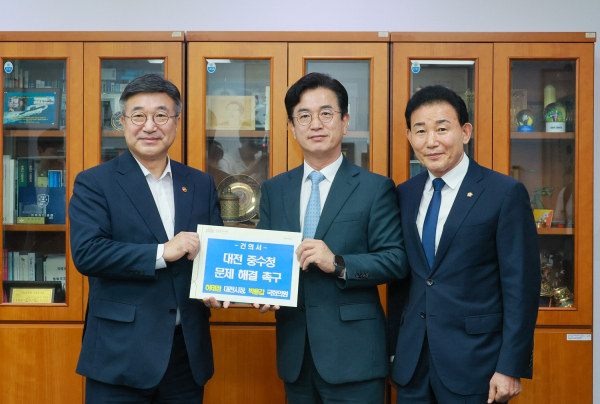 (왼쪽부터) 윤호중 행정안전부 장관, 허태정 대전시장, 박용갑 국회의원<br>