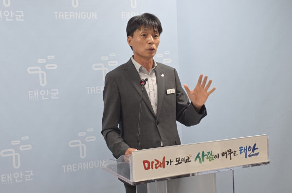 5일 군청 브리핑룸에서 브리핑 중인 김장호 행정지원과장2