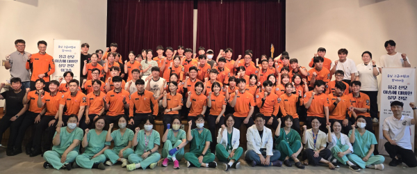 워크숍에 참석한 충남119 구급대원과 원내 의료진이 단체 사진을 촬영하고 있다