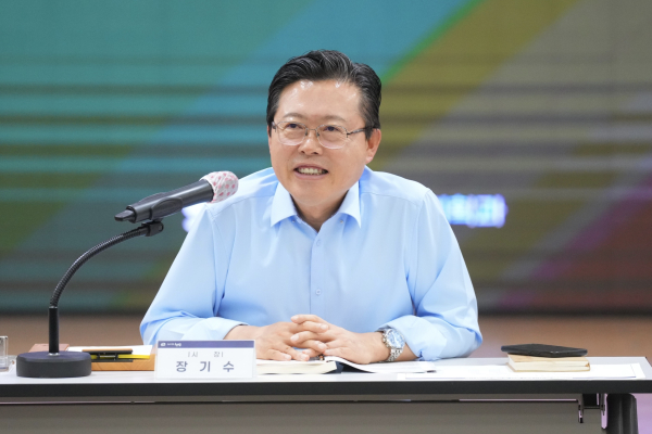 3일 간부회의를 주재하고 있는 장기수 천안시장