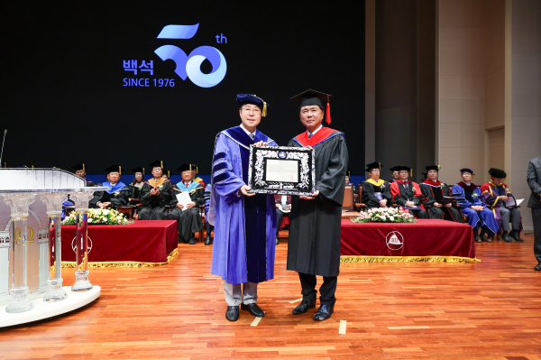 양병희 실천신학대학원장(왼쪽)이 특별공로상을 받은 실천신학대학원 실천신학 ATA 과정 조태현(오른쪽) 씨와 기념촬영을 하고 있다.