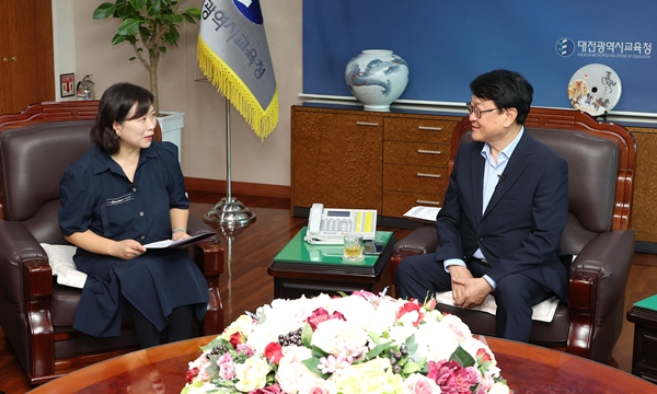 열린기자단 소속 학부모 시민기자 정혜주 씨와 대담을 나누고 있는 오석진 교육감(오른쪽)