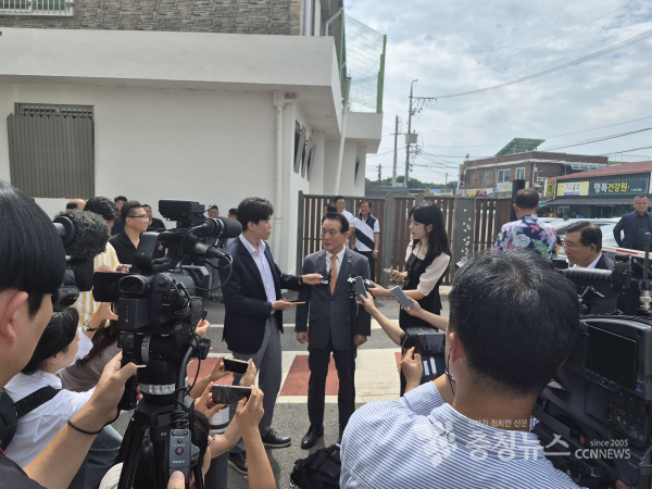 이날 현장에서는 수많은 취재진들이 몰렸다