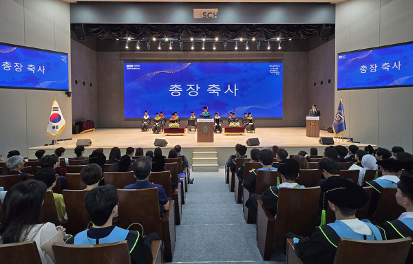 20일, 교내 인간사랑관 현곡대강당에서 ‘2026년 8월 학위수여식’을 개최한 가운데, 송병국 총장이 축사를 하고 있다.