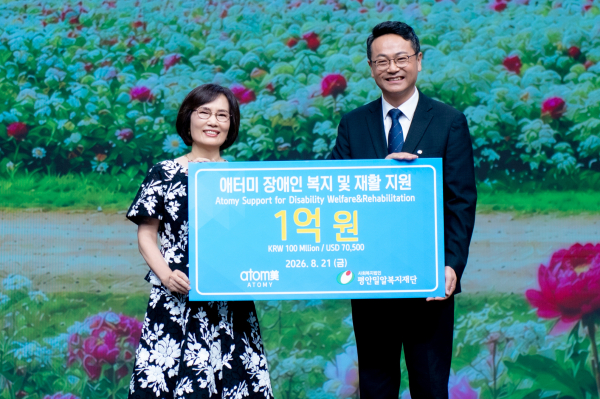도경희 애터미 부회장(왼쪽), 한덕진 평안밀알복지재단 대표