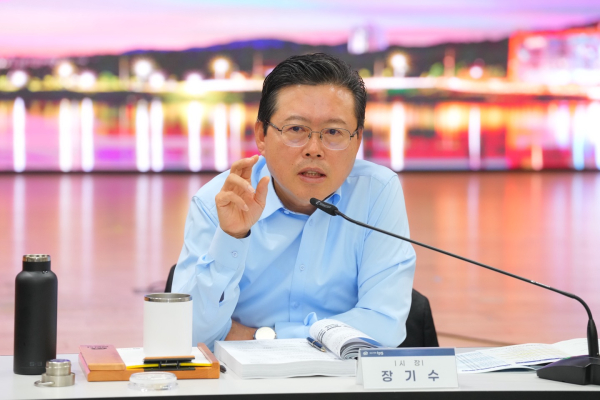 장기수 천안시장이 25일 천안시청 대회의실에서 열린 ‘2027 시책구상 보고회’에서 토의안건을 논의하고 있다.<br>