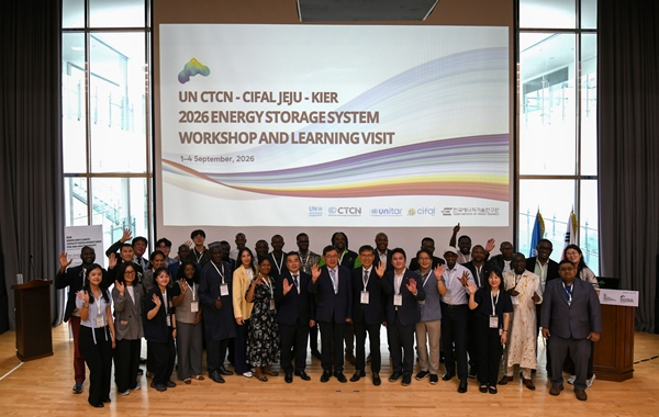 에너지연 ESS 워크숍. 왼쪽 아래 여덟번째부터 강수일 UN CTCN 조정관, 신성철 UNITAR 소장, 서용석 에너지연 제주글로벌연구센터장.
