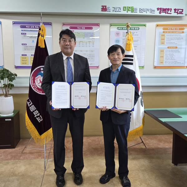 업무협약식  모습 (좌측부터) 상명대 정동화 대학일자리본부장, 정동진 충남관광보건고등학교장
