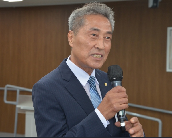 자유발언 하는 황순덕 세종시 의정회장<br>