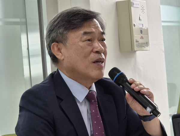기자간담회 진행하는 한석수 이사장