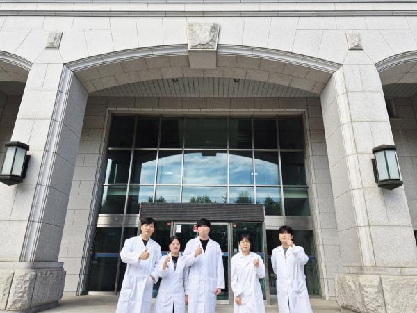 국가 연구사업 선정 기념사진/ 왼쪽부터  이은섭, 임새연, 이주노(박사과정), 백지은(석사과정), 이광혁(박사과정)