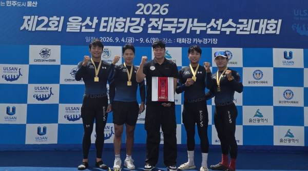 .(왼쪽부터 김지우 선수, 최지성 선수, 박민호 감독, 김진호 선수, 나재영 선수(