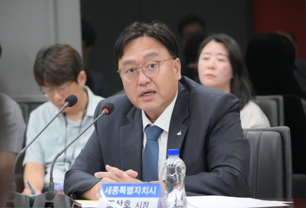 인사하는 조상호 세종시장&nbsp;