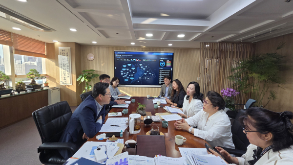 상명대학교 총장 김종희(우측) 제안을 경청하는 장기수 천안시장(좌측)