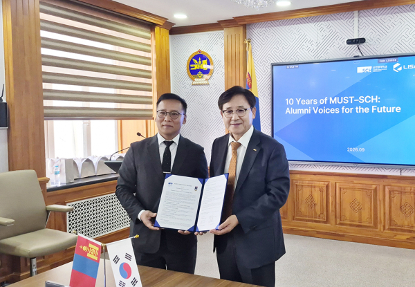 송병국 순천향대 총장(오른쪽)과 Namnan Tumurpurev 몽골국립과학기술대 총장이 지난 14일 몽골국립과학기술대에서 교육·연구·산학협력 확대를 위한 공동 비전 선언문에 서명하고 기념 촬영