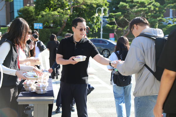 한국영상대학교 유주현 총장이 2학기 ‘등교케어’에 참여해 등교하는 학생에게 아침식사를 직접 전달하고 있다.