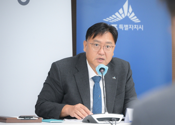 확대회의 주재하는 조상호 세종특별자치시장<br>