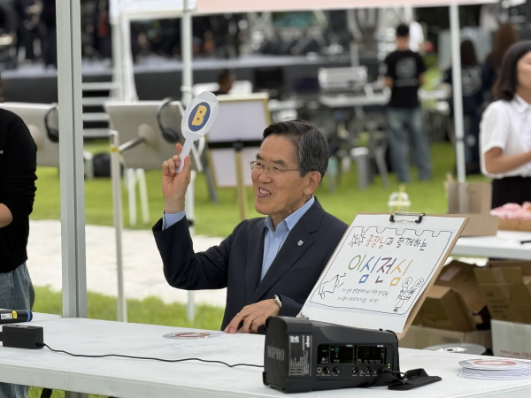 지난 17일, 대학 축제 ‘한율제’ 기간 중 학생 및 교직원 등 대학 구성원을 대상으로 「청렴한판! 뽑GO 통하GO 함께하GO」 청렴캠페인 운영 모습