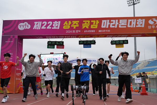 마라톤 완주 결승 지점 통과하는 라이보2 및 참여 연구진 사진