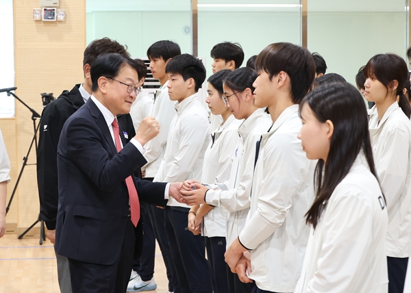 대전체고 선수단 격려하는 오석진 교육감
