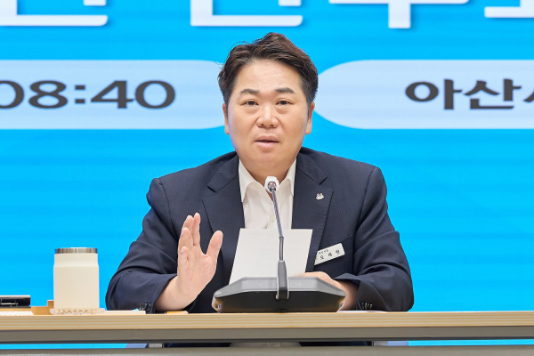 확대간부회의를 주재하고 있는 오세현 아산시장