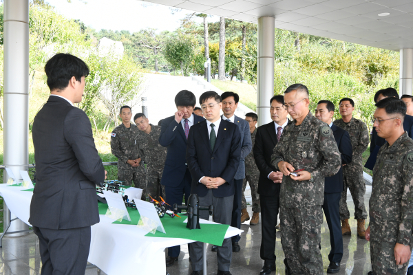 드론 시연 전, 설명사진