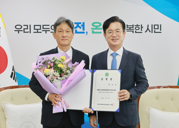 (왼쪽부터) 남승훈 대전과학산업진흥원 신임 원장, 허태정 대전시장