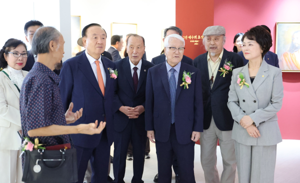 작품 관람 사진 (왼쪽부터 이요한 화백, 장종현 설립자, 박경진회장, 정창기 화백, 문현미관장)