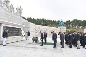 김태흠 지사, 제2<b>연평해전</b>·<b>천안함</b> 묘역 참배 나서