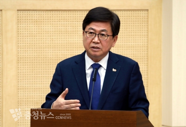 답변하는 최교진 세종시교육감