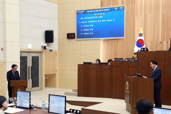 시정질문하는 상병헌 의원과 조성두 세종시교육청 국장