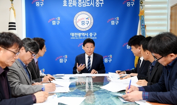 대전중구 주간업무회를 주재하고 있는 박용갑 구청장