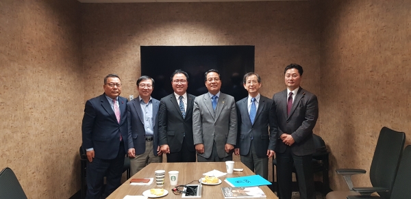 한남대 이덕훈 총장(오른쪽 세 번째)과 방문단이 미국 실리콘밸리 한인상공회의소 김원걸 회장(왼쪽 세 번째) 및 관계자들과 의견을 교환하고 기념단체사진 촬영