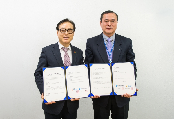 협약서 체결(좌 주용학 대표, 우 이호수 사회가치실장).