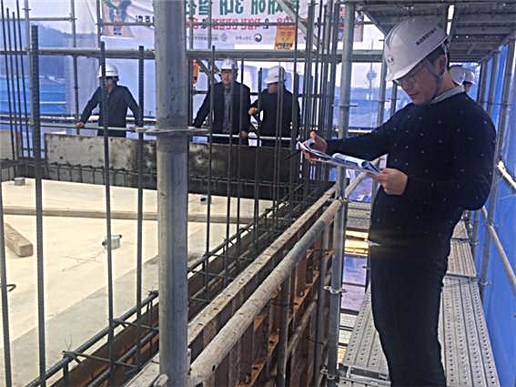 농어촌공사 직원이 가설구조물의 안전점검을 실시하고 있다