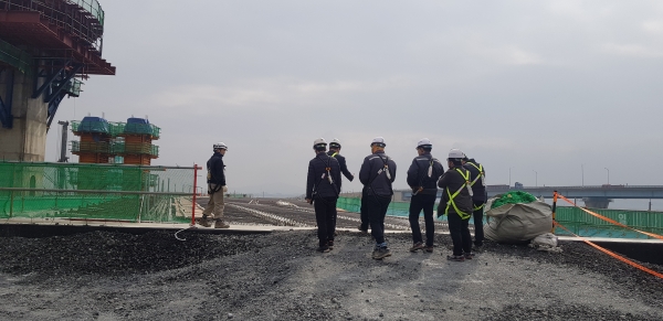 농어촌공사 직원들이 해빙기 안전점검 실시