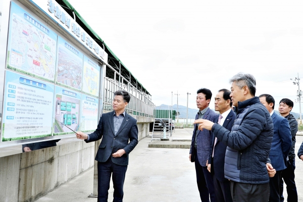 김인식 한국농어촌공사 사장이 11일 경남창원들녘 맑은물 공급사업 현장을 점검했다