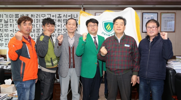 지난 16일에 열린 ‘태안군 지역자율방재단장 위촉식’ 후 기념촬영 모습(가세로 군수 왼쪽이 신문웅 신임단장)