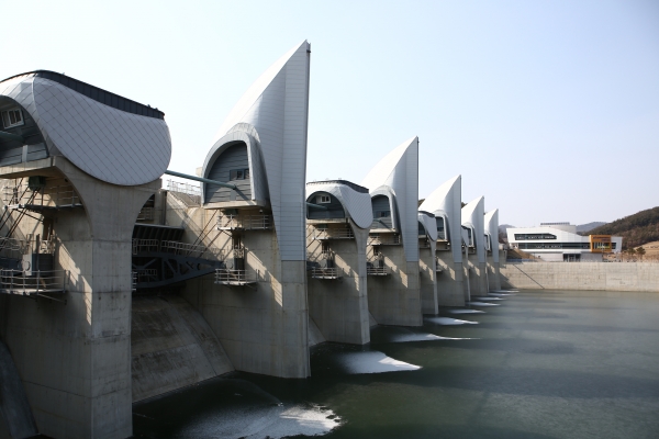 예당저수지는 가뭄, 풍수해 등에 대비하기 위해 물넘이 확장 등을 진행했다