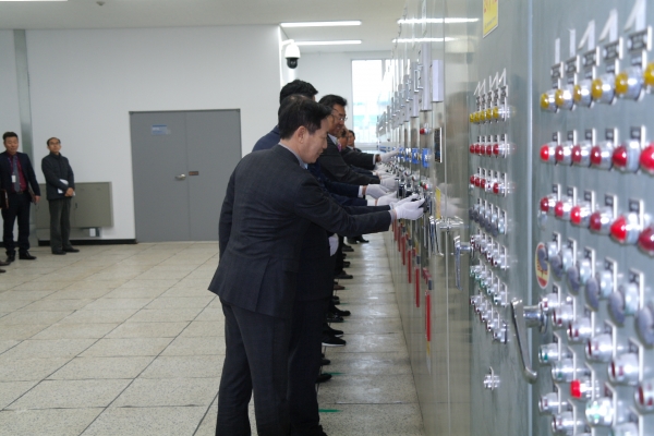 통수식에서 농촌용수공급의 시작을 알리는 양수장을 가동하는 모습.