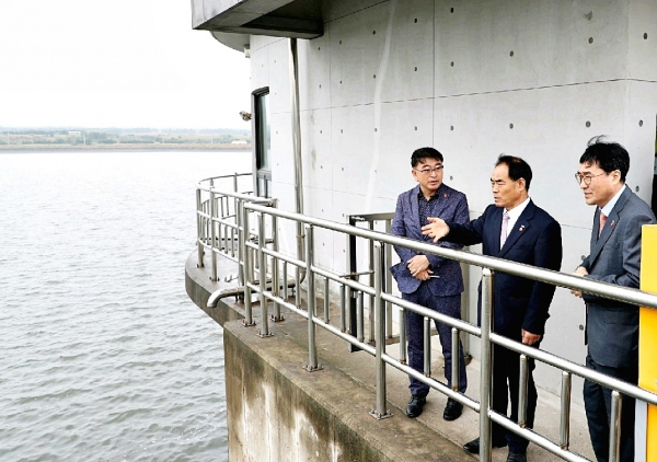 김인식 사장은 30일 제주 성읍다목적농촌용수개발사업 현장에 방문해 올해 급수대책현황 점검 모습