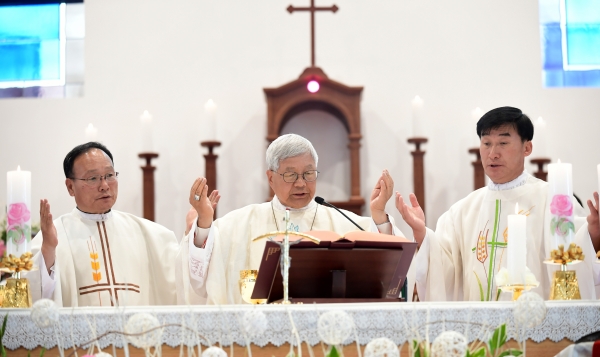 유흥식 주교 미사 집전.
