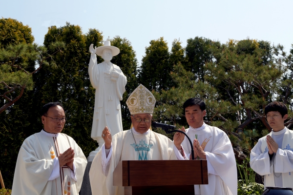 한국 최초의 천주교 신부인 김대건 안드레아 신부동상 축성식