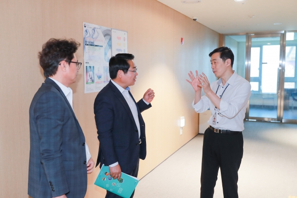 행정안전부 이창규 재정협력과장(전 아산시 부시장)과 대화를 나누는 오세현 아산시장