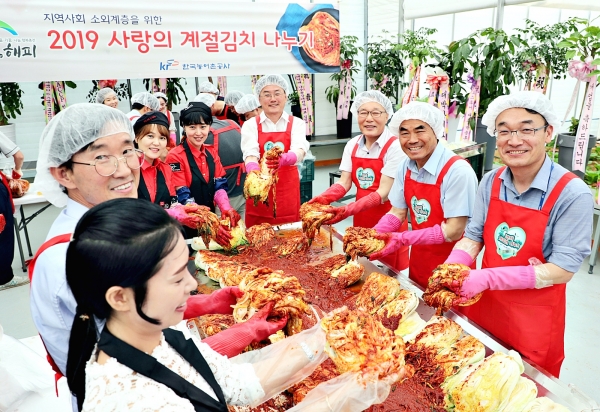 김인식 한국농어촌공사 사장(사진왼쪽에서 두번째)이 직원들과 함께 소외계층에 전달할 김치를 담그고 있다.