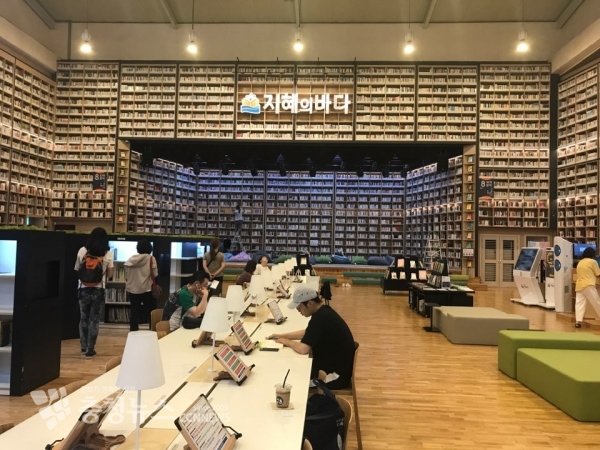 세종시읍면교육발전협위회 위원들과 학부모, 지역주민들이 경남 지혜의 바다 도서관과 행복마을학교 등을 방문하여 관계자로부터 설명을 듣고 있는 장면